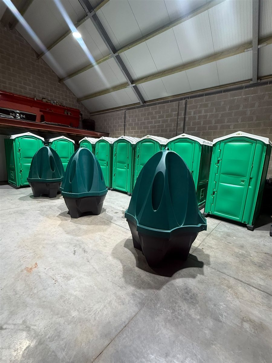 Les WC mobiles verts et les urinoirs disponibles à la location
